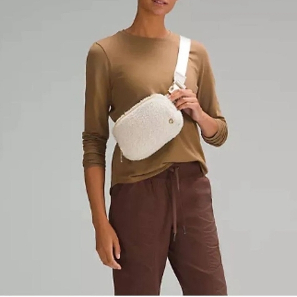 Lululemon White Fleece Crossbody/Belt Bag NWT - Picture 2 of 5